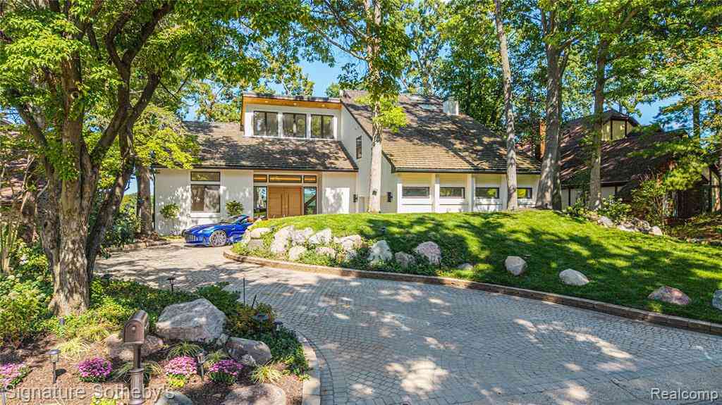 Homes For Sale - 4451 Rolling Pine Drive <br/> West Bloomfield, MI 48323