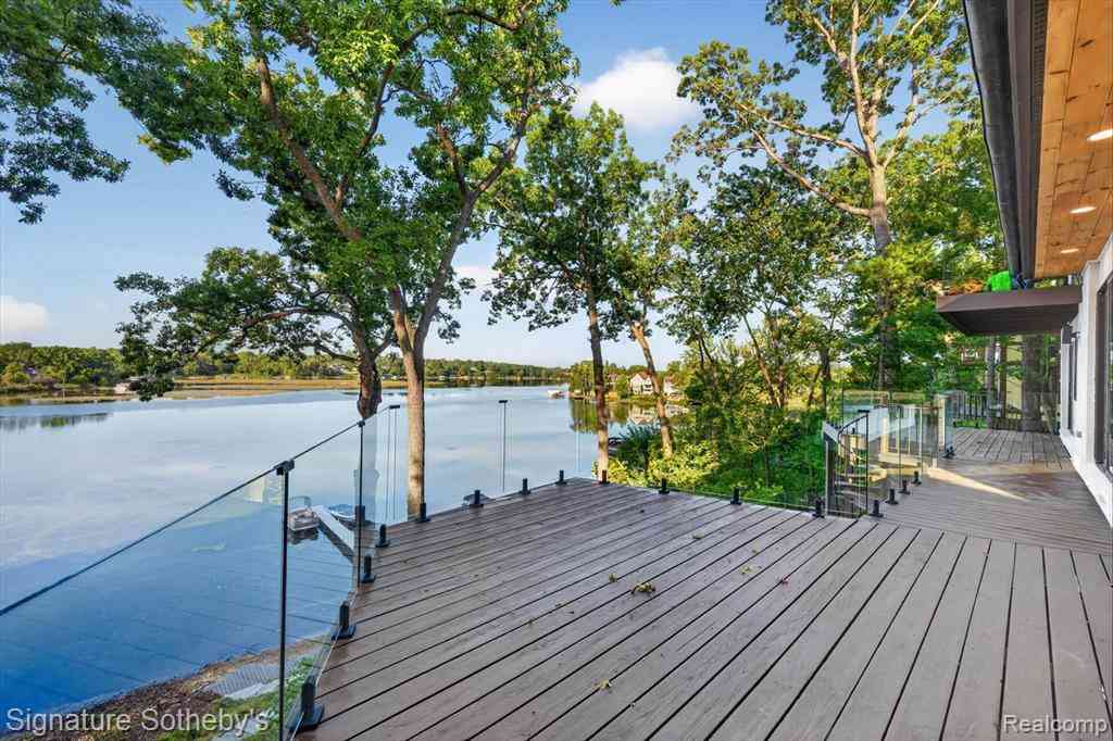 Homes For Sale - 4451 Rolling Pine Drive <br/> Oakland County, West Bloomfield, MI 48323