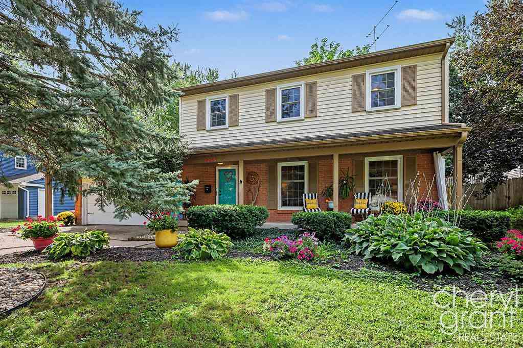 Homes For Sale - 2246 Boston Street Se SE<br/> East Grand Rapids, MI 49506