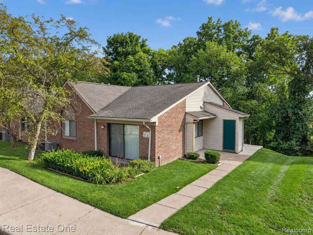 Condo For Sale - 376 Spring Brooke Drive <br/> Brighton, MI 48116