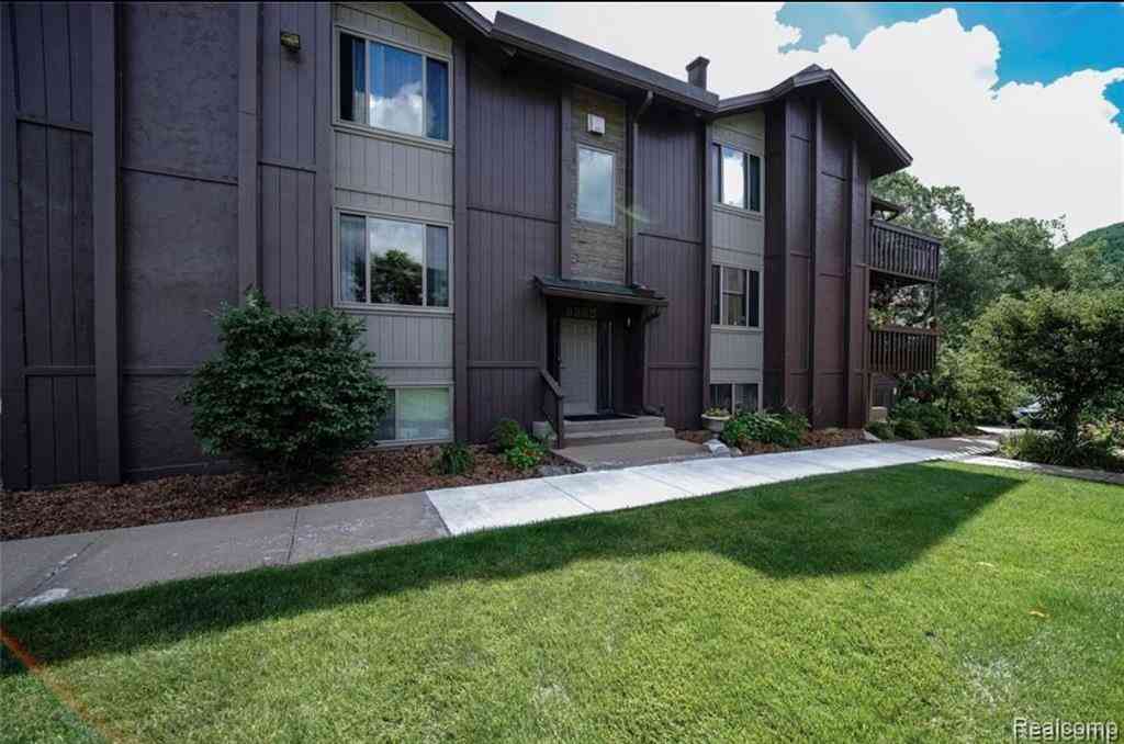 Condo For Rent - 8365 Pontiac Lake Road  #12<br/> Oakland County, White Lake, MI 48386