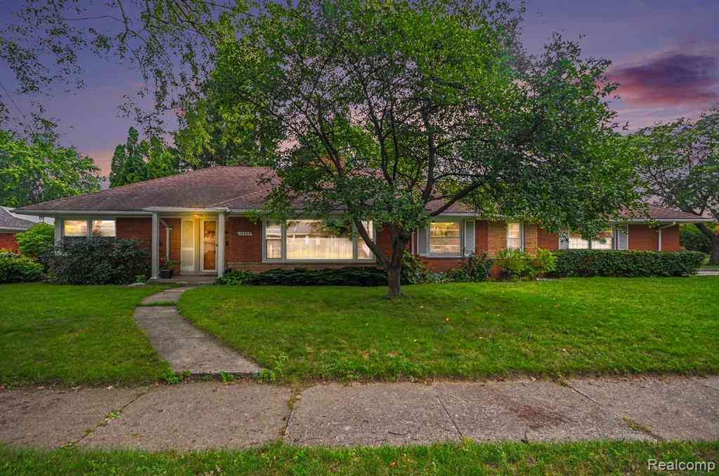 Homes For Sale - 19925 E William Court <br/> Grosse Pointe Woods, MI 48236