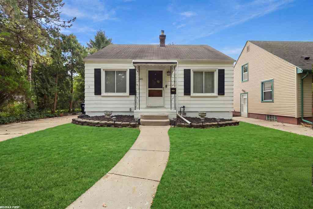 Homes For Sale - 2119 Hampton Road <br/> Grosse Pointe Woods, MI 48236