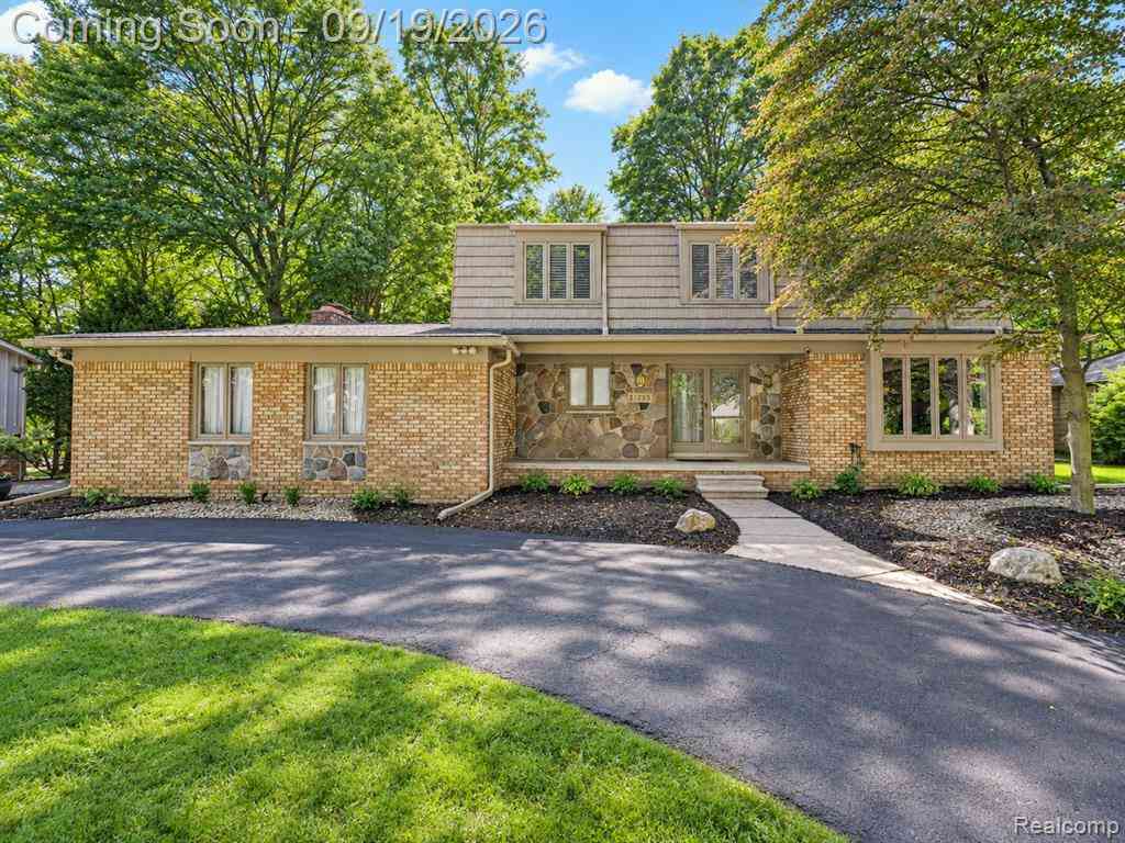 Homes For Sale - 21253 Woodhill Drive <br/> Oakland County, Farmington Hills, MI 48167