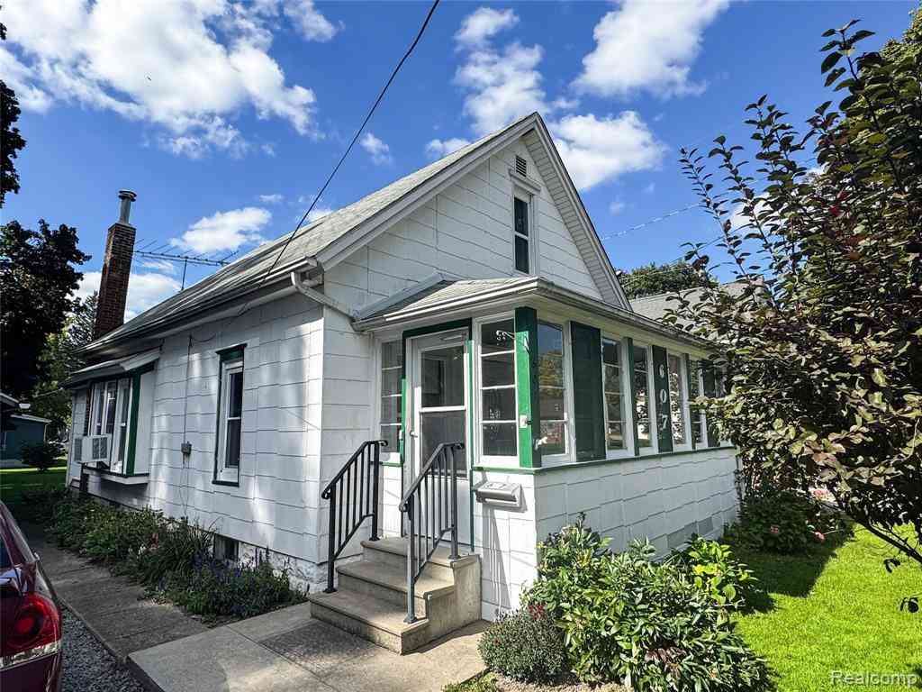 Homes For Sale - 607 N Oak Street <br/> Durand, MI 48429