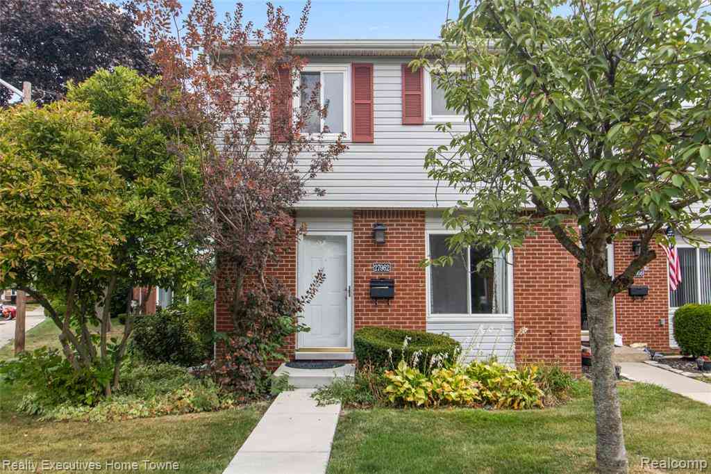 Condo For Sale - 27962 Eastwick Square  <br/> Roseville, MI 48066