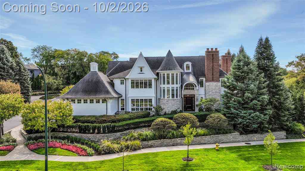Condo For Sale - 100 Woodland Villa Court <br/> Birmingham, MI 48009