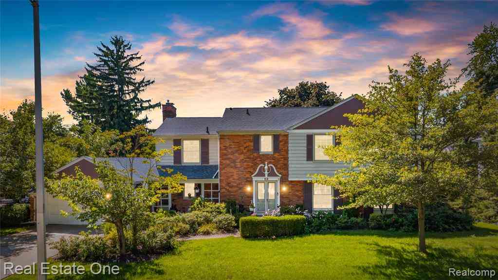 Homes For Sale - 69 Willow Tree Place <br/> Grosse Pointe Shores, MI 48236