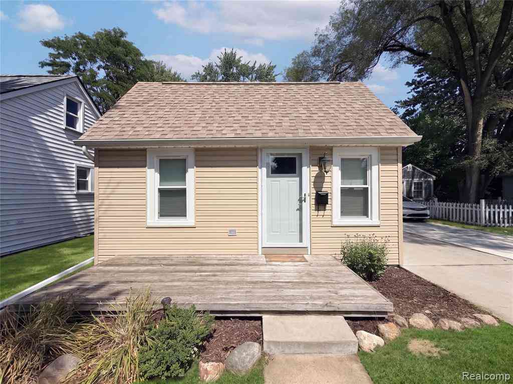 Homes For Sale - 20919 Hollywood Street <br/> Harper Woods, MI 48225