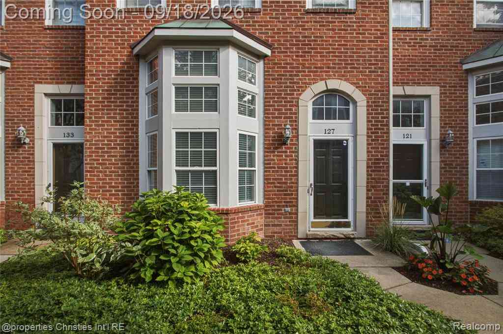 Condo For Sale - 127 N Georgetown Square <br/> Royal Oak, MI 48067