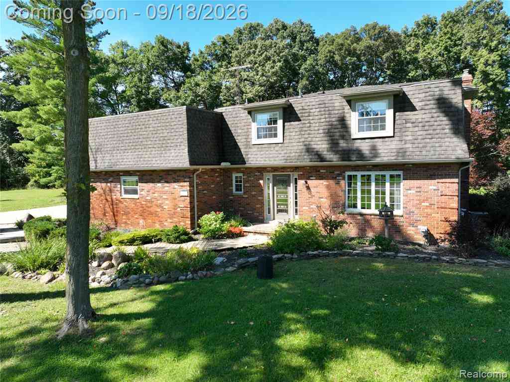 Homes For Sale - 2427 Karen Drive <br/> Howell, MI 48855