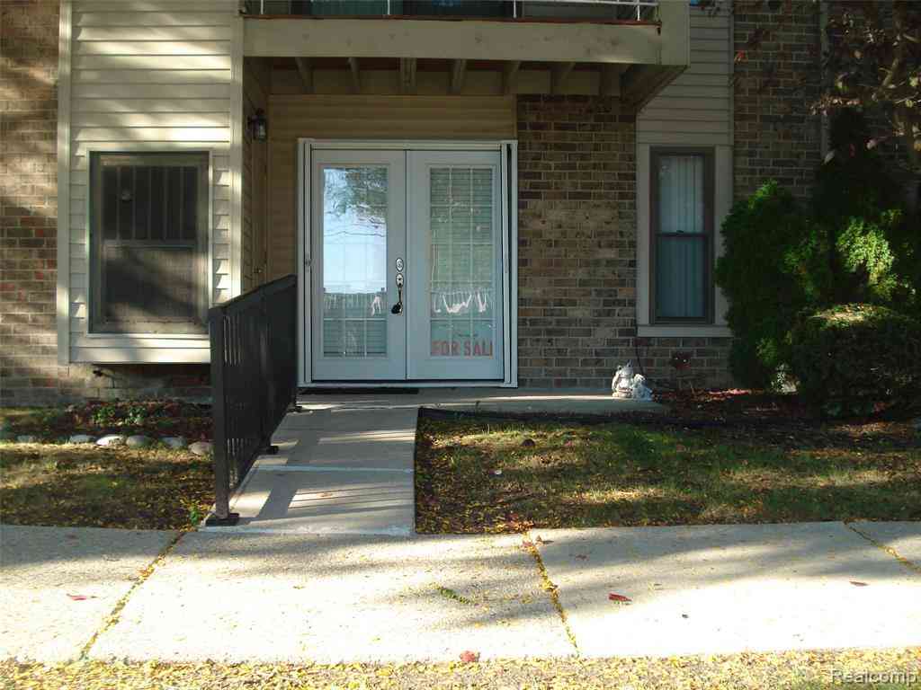 Condo For Sale - 30445 W Fourteen Mile Road  #55<br/> Oakland County, Farmington Hills, MI 48334