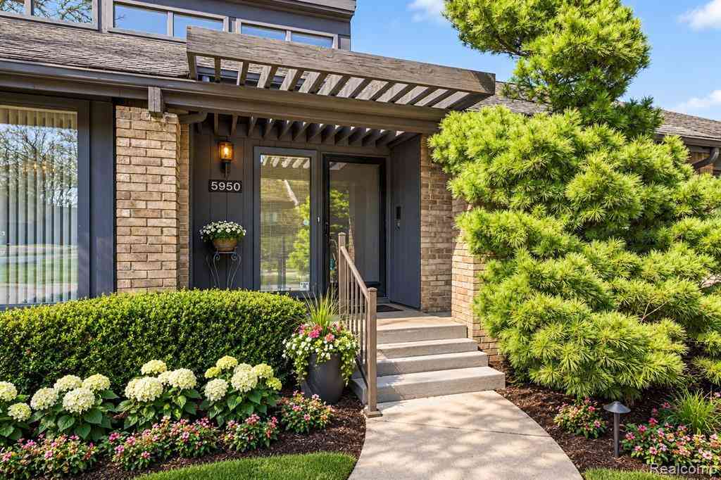 Condo For Sale - 5950 Pinetree Drive <br/> West Bloomfield, MI 48322
