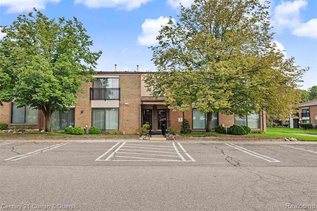 Condo For Sale - 18327 University Park Drive <br/> Livonia, MI 48152