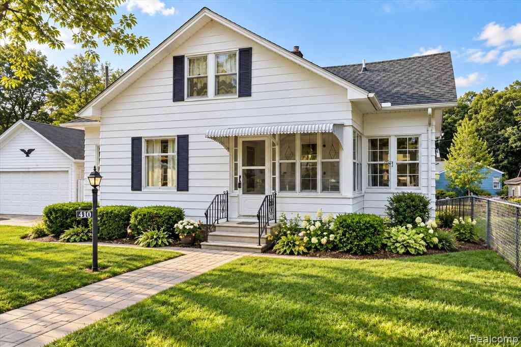 Homes For Sale - 410 S Center Street <br/> Howell, MI 48843