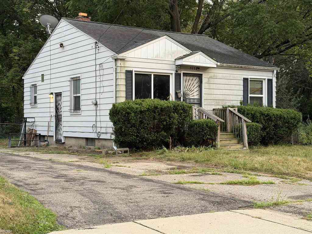 Homes For Sale - 305 W Eldridge Avenue <br/> Flint, MI 48505