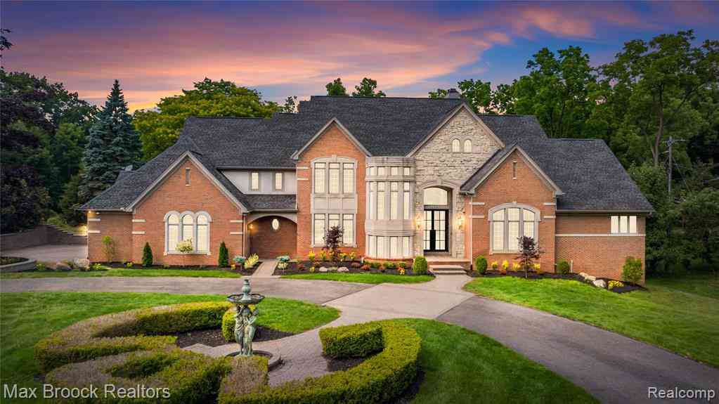 Homes For Sale - 1888 W Tahquamenon Court <br/> Bloomfield Hills, MI 48302