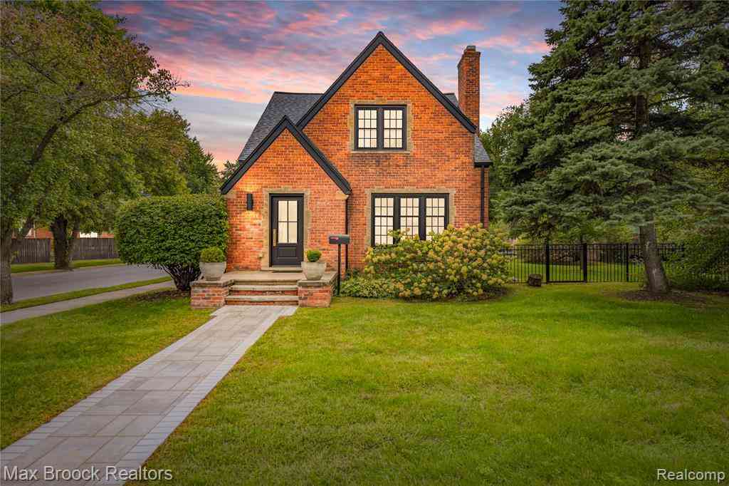 Homes For Sale - 601 Catalpa Drive <br/> Royal Oak, MI 48067