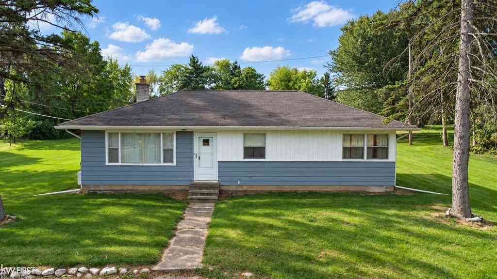 Homes For Sale - 810 E Silverbell Road <br/> Lake Orion, MI 48360