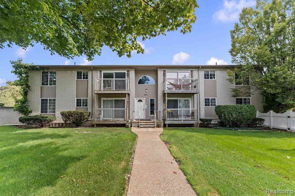 Condo For Sale - 3501 W 14 Mile Road  #15<br/> Royal Oak, MI 48073