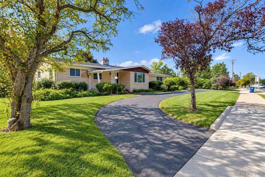 Homes For Sale - 60 E Square Lake Road <br/> Bloomfield Hills, MI 48304