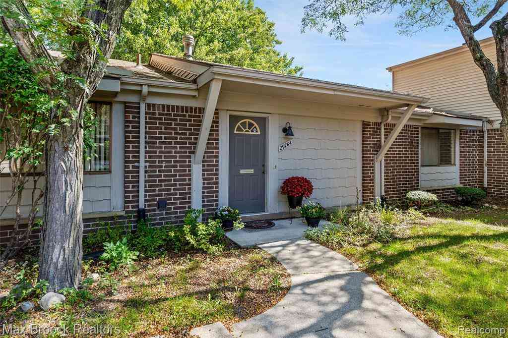 Condo For Sale - 29764 Farmbrook Villa Lane <br/> Southfield, MI 48034