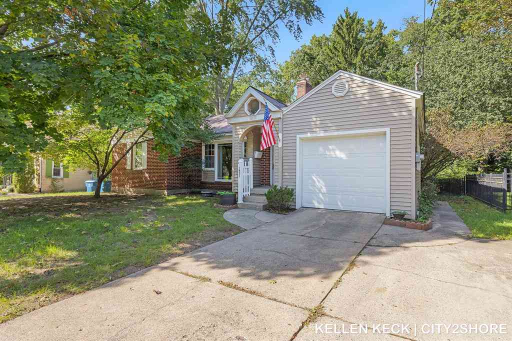 Homes For Sale - 1931 Hall Street Se SE<br/> Kent County, East Grand Rapids, MI 49506