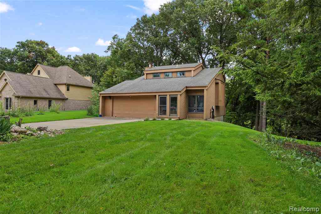 Homes For Sale - 20 Lakeview Drive <br/> Oakland County, Oxford, MI 48370