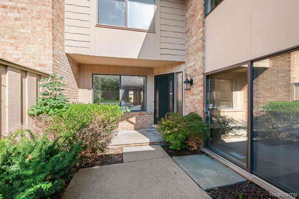Condo For Sale - 7137 Pebble Park Drive <br/> West Bloomfield, MI 48322