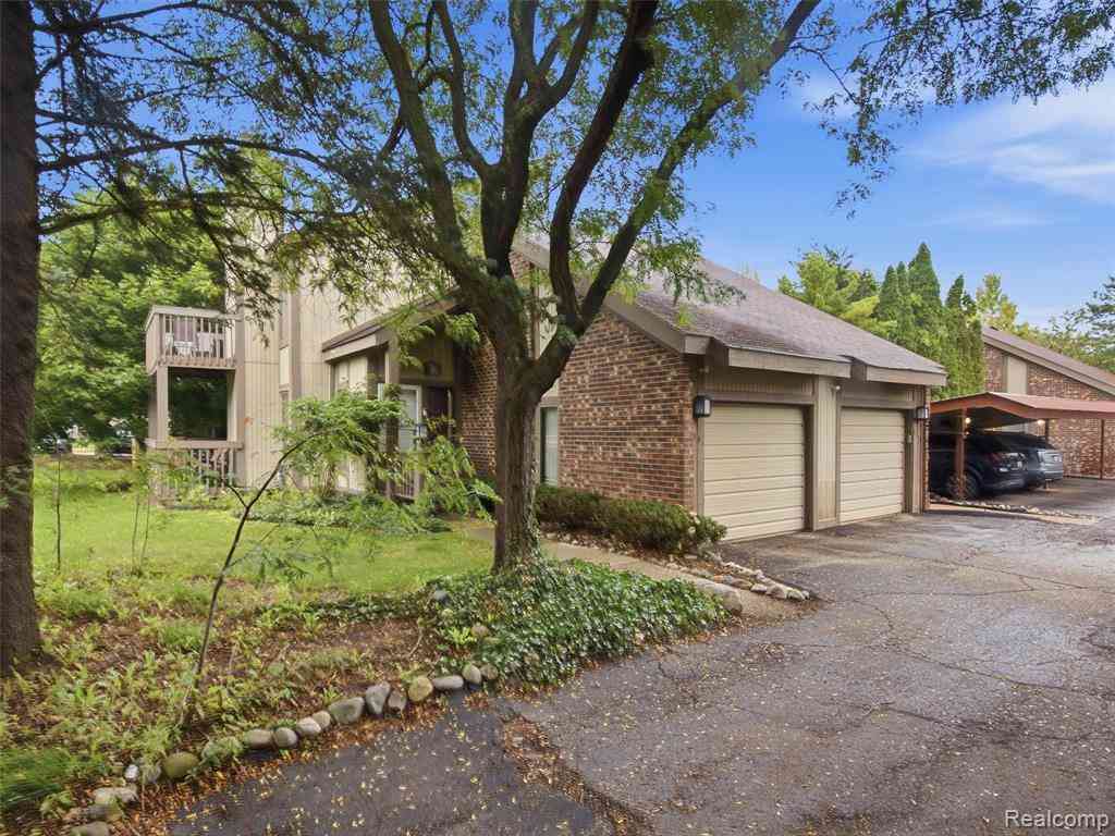 Condo For Sale - 7351 Brynmawr Drive <br/> West Bloomfield, MI 48322