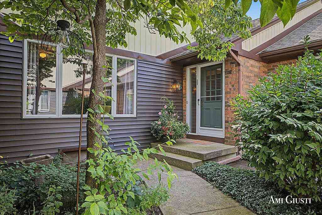Condo For Sale - 2285 Radcliff Circle Se SE<br/> Grand Rapids, MI 49546