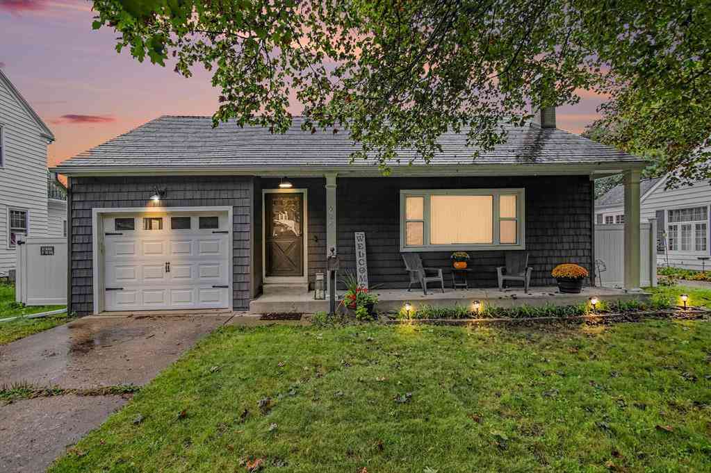 Homes For Sale - 724 Crescent Road <br/> Jackson, MI 49203