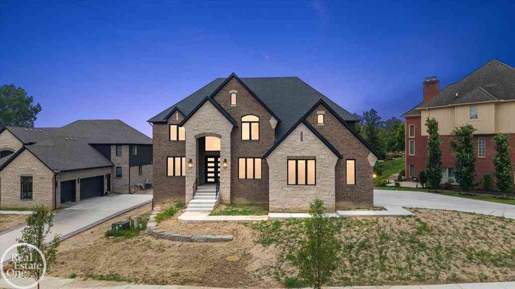 Homes For Sale - 54438 Carrington Drive <br/> Shelby Twp, MI 48316