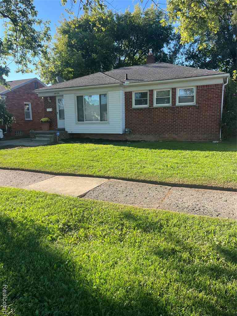 Homes For Sale - 18450 Buckhannon Street <br/> Roseville, MI 48066