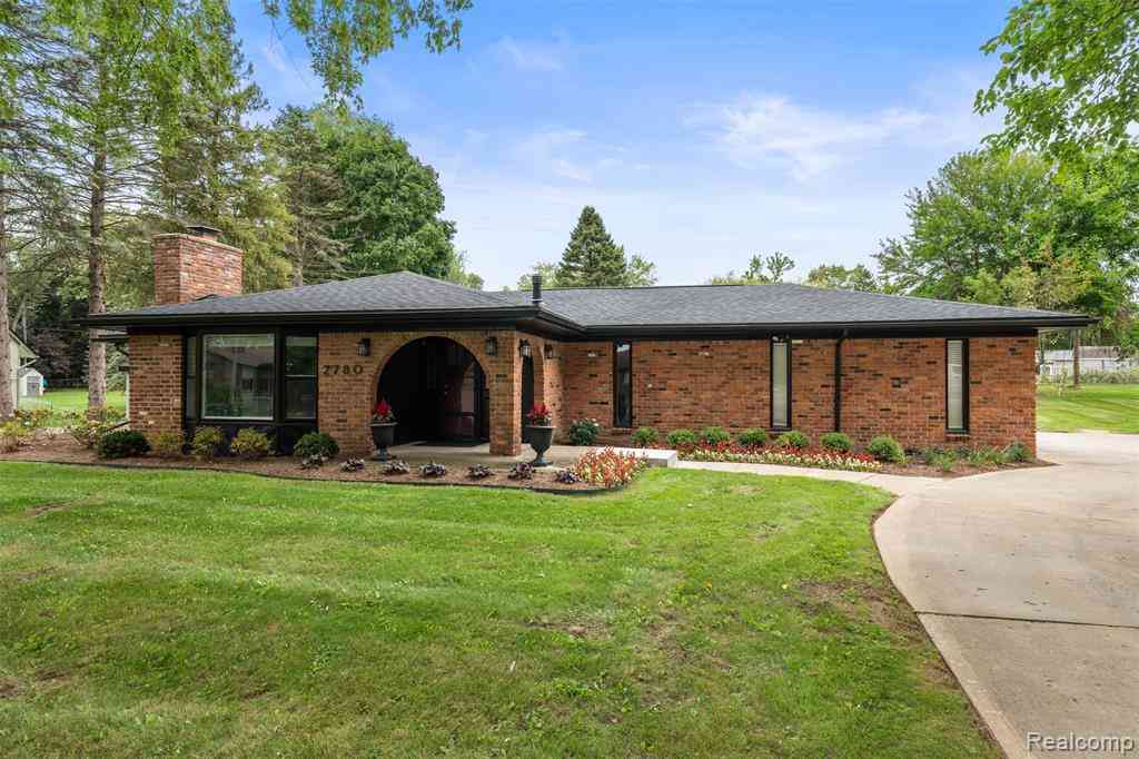 Homes For Sale - 2780 Candlewick Drive <br/> Lake Orion, MI 48359