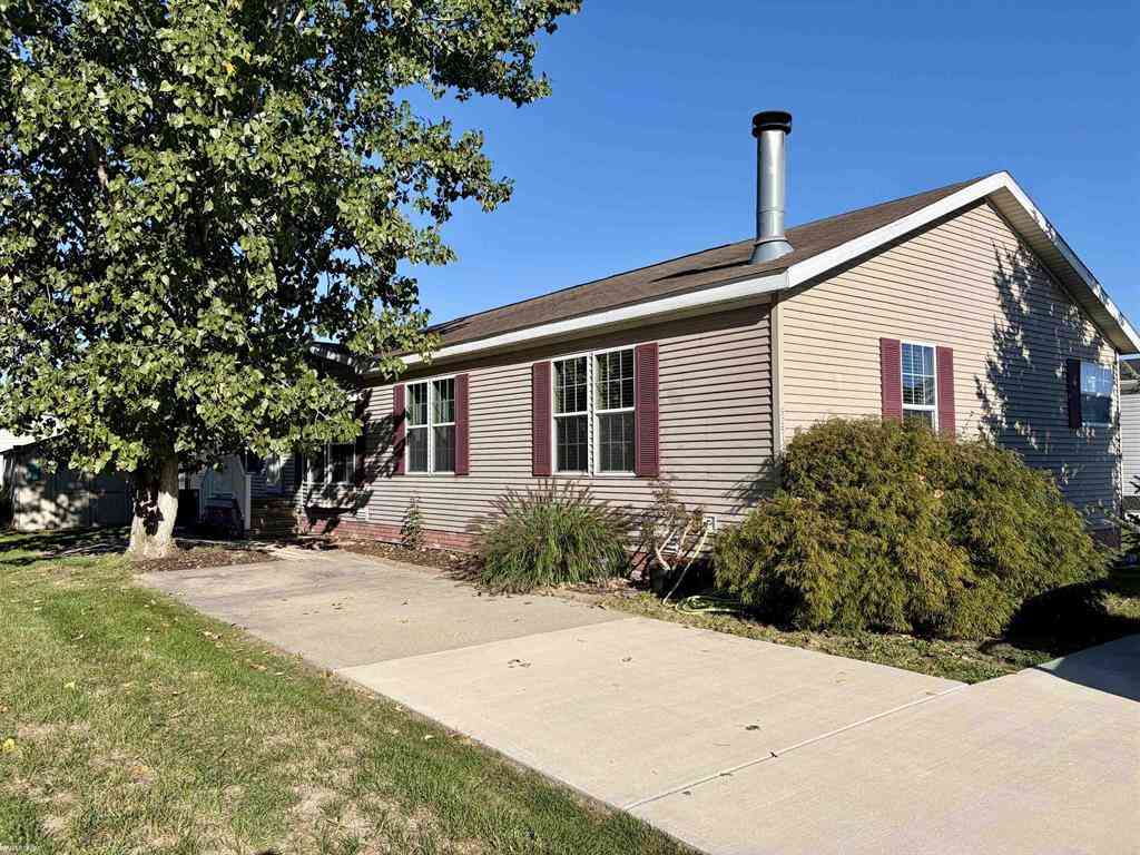Homes For Sale - 52517 Green Ash Court Court <br/> New Baltimore, MI 48051