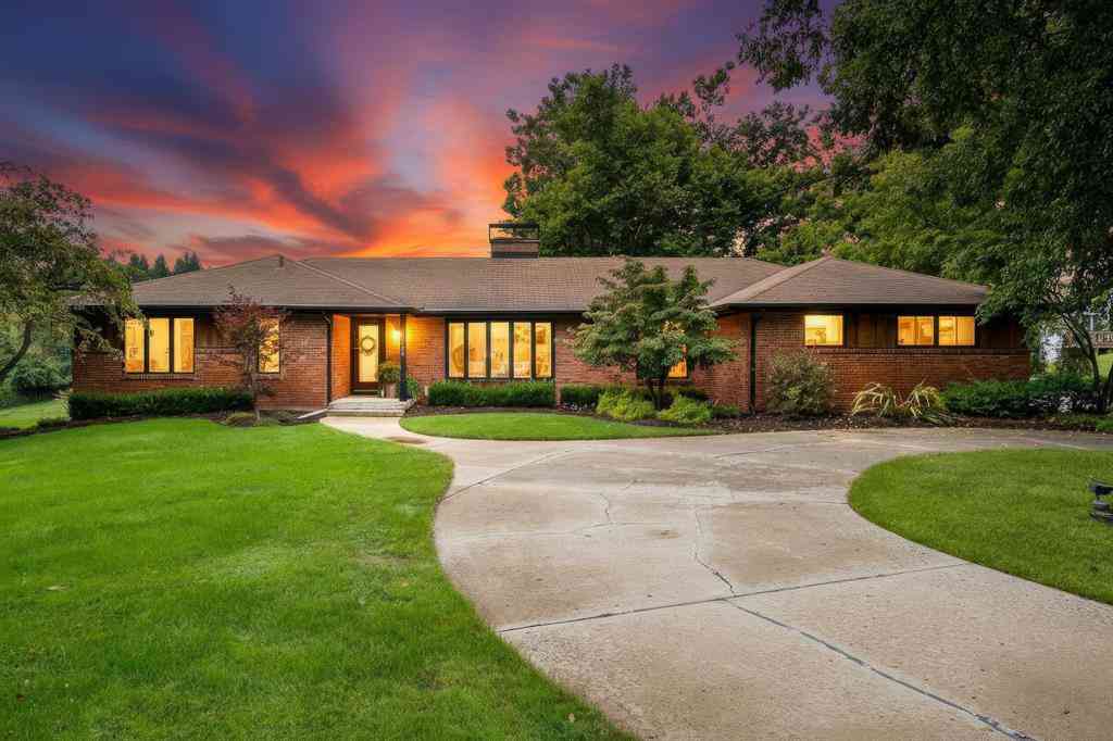 Homes For Sale - 2305 Leffingwell Avenue Ne NE<br/> Grand Rapids, MI 49525
