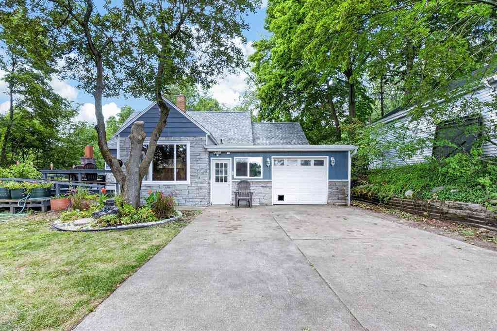 Homes For Sale - 1202 Pinehurst Boulevard <br/> Kalamazoo, MI 49006