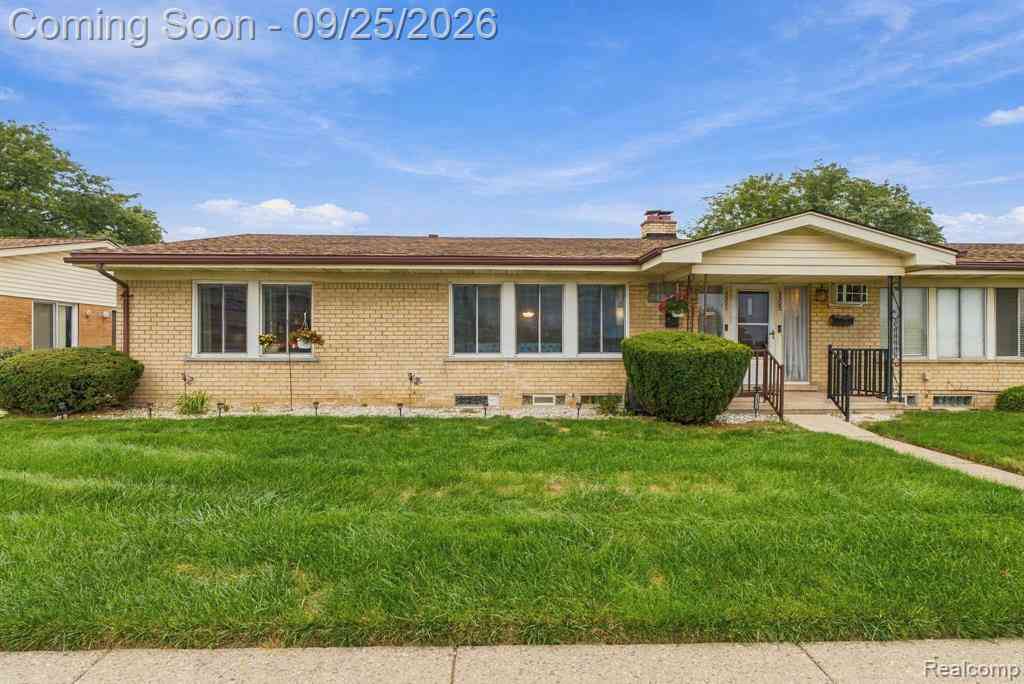Condo For Sale - 19301 E 13 Mile Road  #38<br/> Roseville, MI 48066