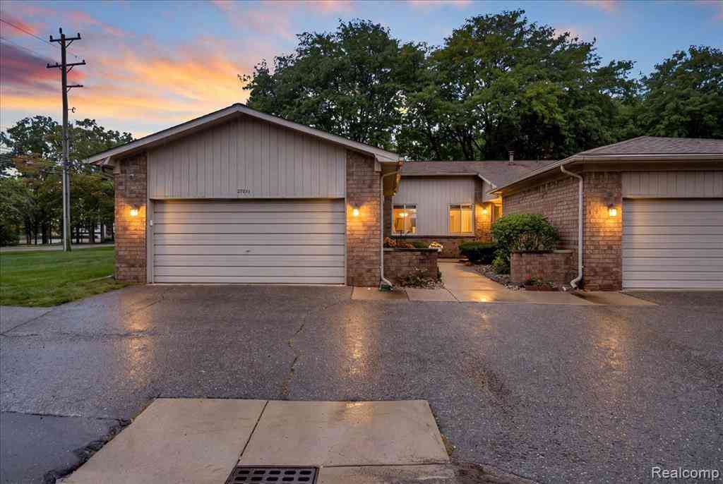 Condo For Sale - 27011 Lincolnshire Drive <br/> Southfield, MI 48034