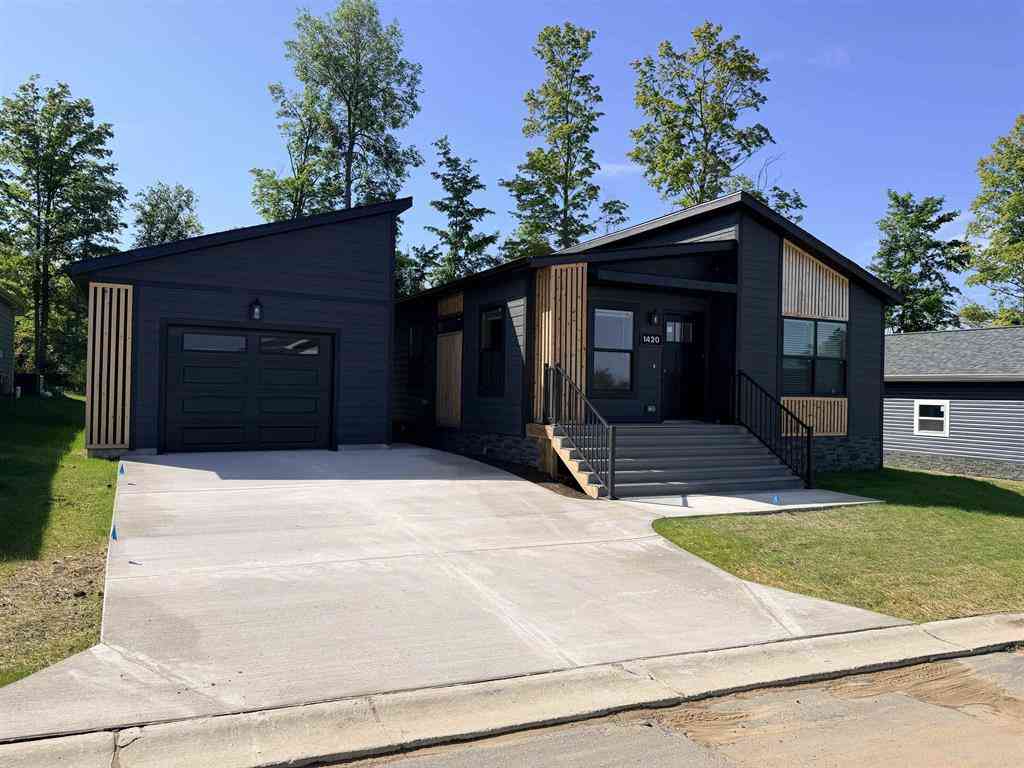 Homes For Sale - 1420 New Horizons Trail <br/> Traverse City, MI 49686