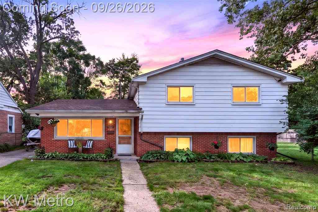 Homes For Sale - 348 E Evelyn Avenue <br/> Hazel Park, MI 48030