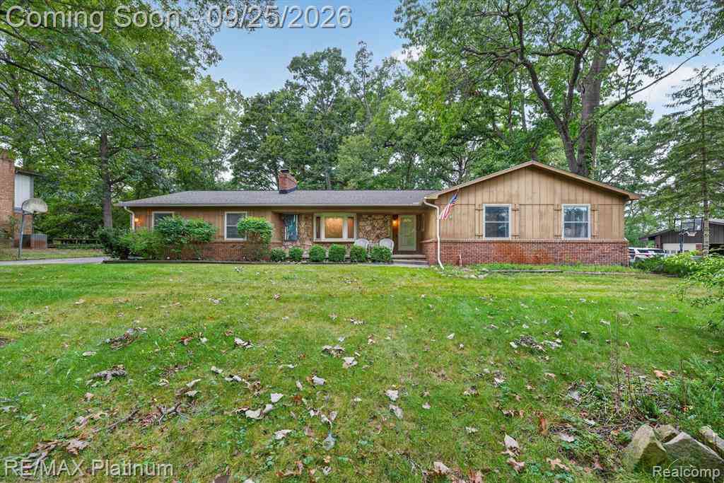 Homes For Sale - 9780 Daleview Drive <br/> South Lyon, MI 48178