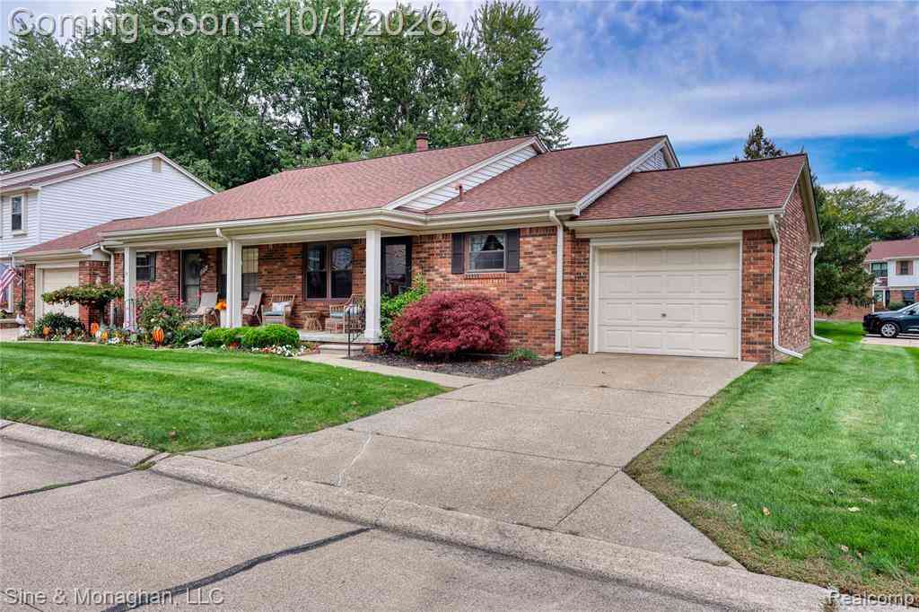 Condo For Sale - 28061 Shadowood Lane <br/> Macomb County, Harrison Township, MI 48045