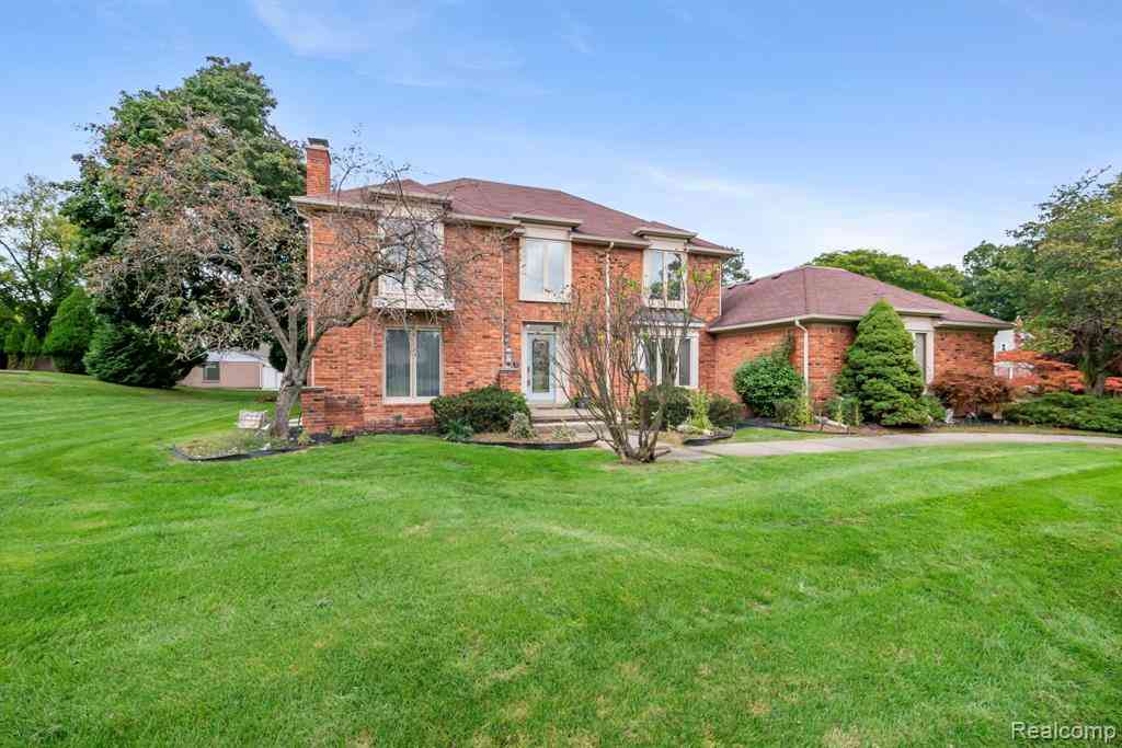 Homes For Sale - 5460 Walnut Knoll Court <br/> West Bloomfield, MI 48323