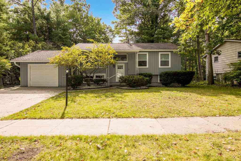 Homes For Sale - 1914 Front Street <br/> Traverse City, MI 49686