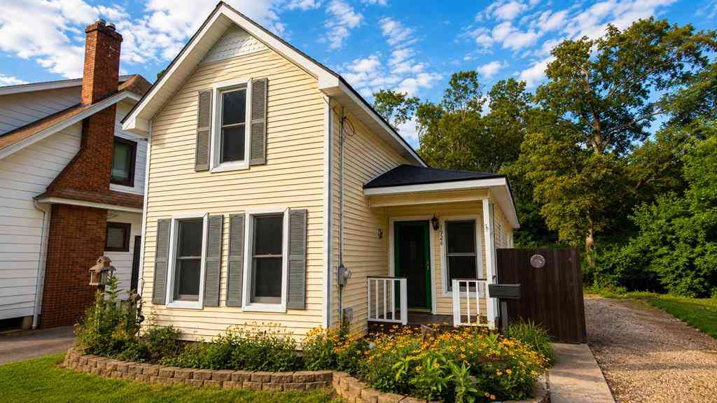 Homes For Sale - 1926 Oakland Drive <br/> Kalamazoo, MI 49008
