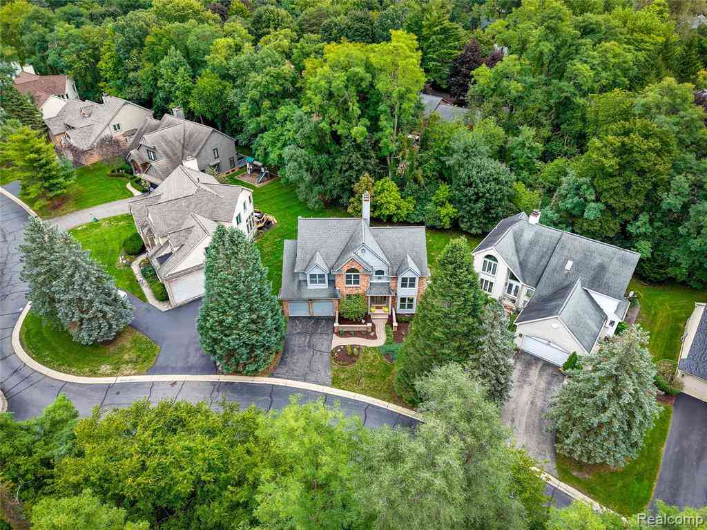 Homes For Sale - 2749 Nicole Court <br/> West Bloomfield, MI 48324