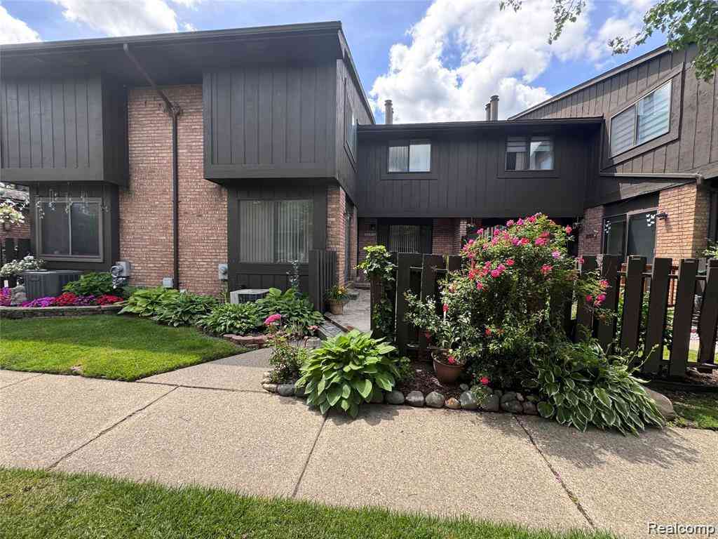 Condo For Rent - 37313 Clubhouse Drive <br/> Sterling Heights, MI 48312