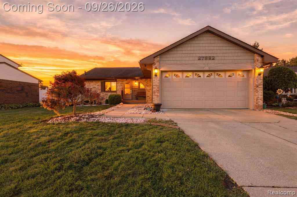 Homes For Sale - 27882 White Oak Drive <br/> Wayne County, Brownstown, MI 48183